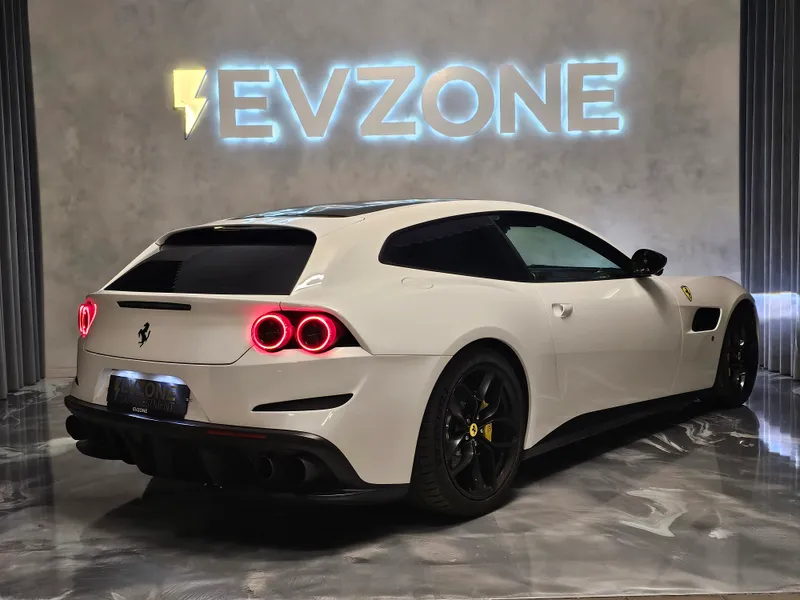 Ferrari GTC4 Lusso foto 7