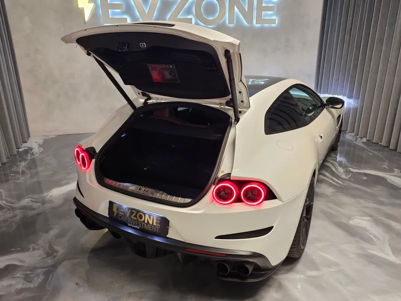 Ferrari GTC4 Lusso foto 37