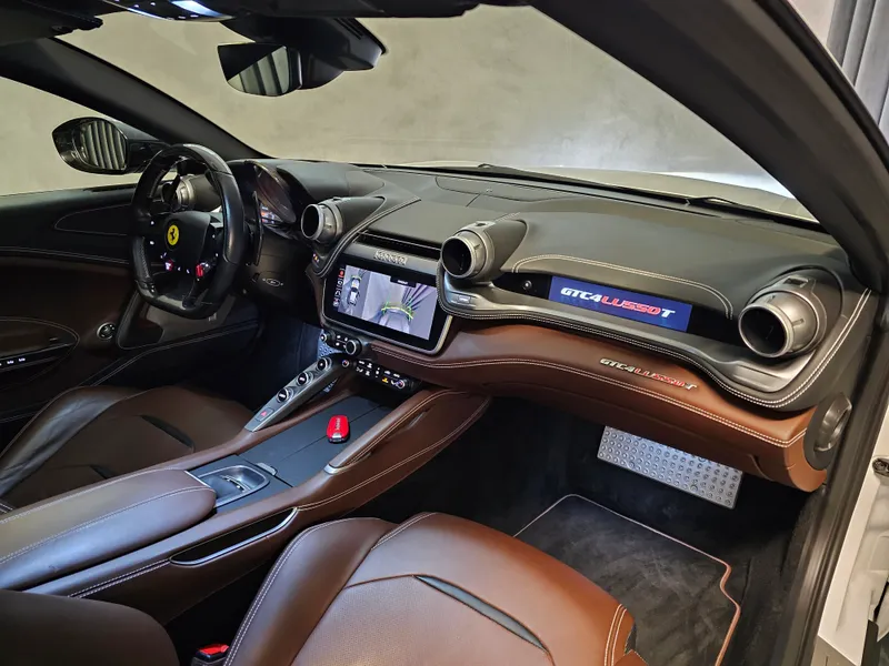 Ferrari GTC4 Lusso foto 10