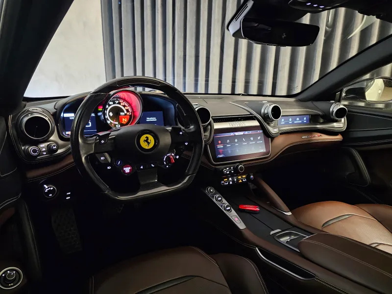 Ferrari GTC4 Lusso foto 9