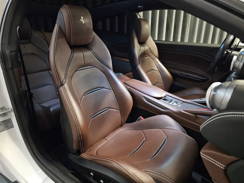 Ferrari GTC4 Lusso foto 24