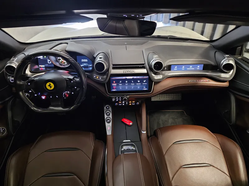 Ferrari GTC4 Lusso foto 13