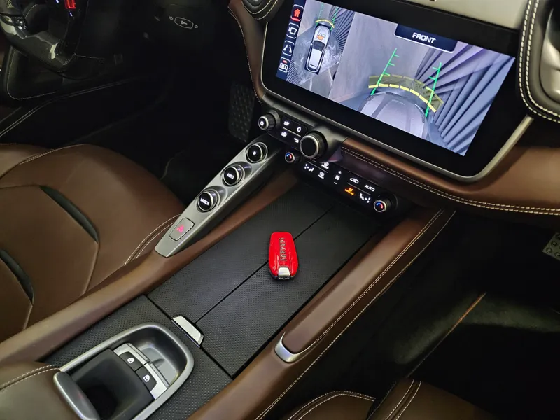 Ferrari GTC4 Lusso foto 16