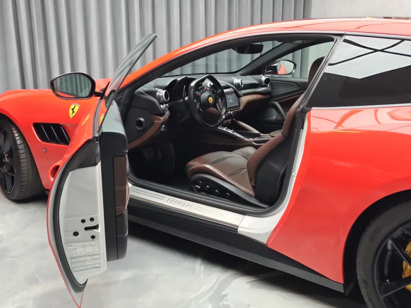 Ferrari GTC4 Lusso foto 7