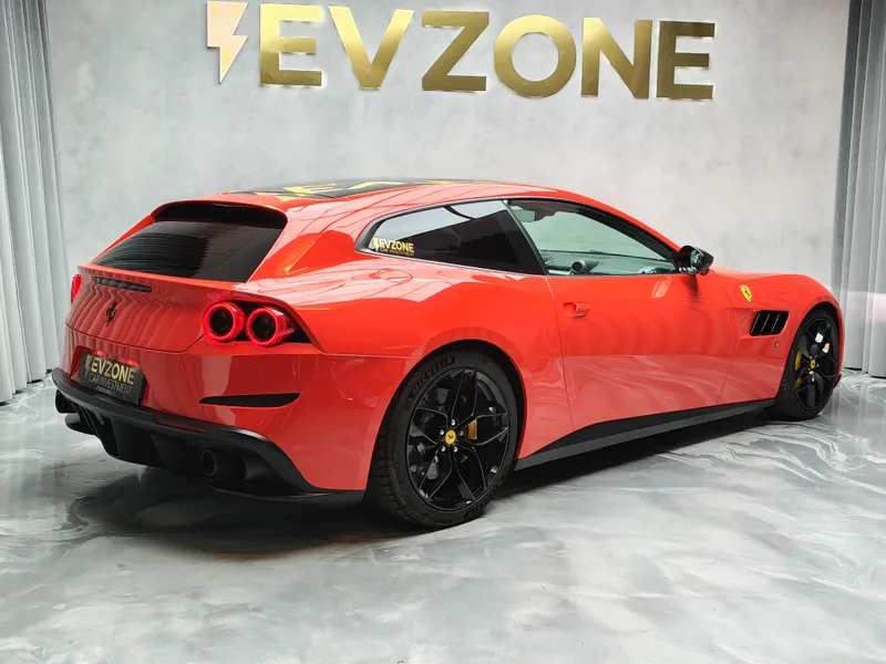 Ferrari GTC4 Lusso foto 5