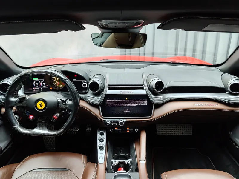Ferrari GTC4 Lusso foto 10