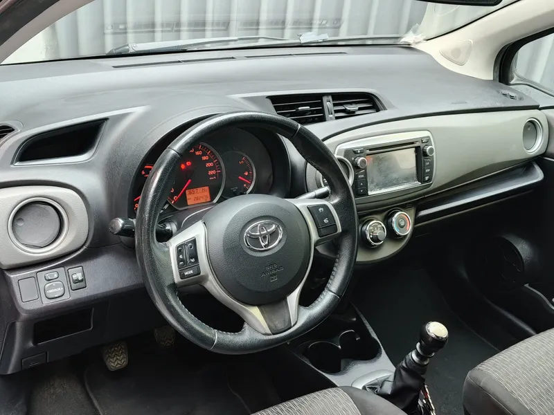 Toyota Yaris foto 9