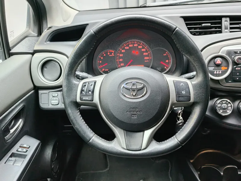 Toyota Yaris foto 12