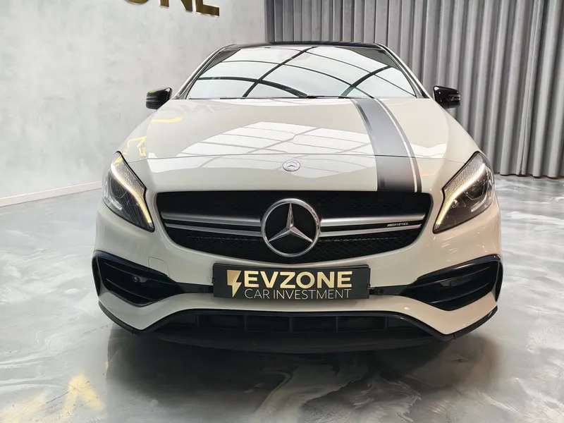 Mercedes Benz A 45 AMG foto 2