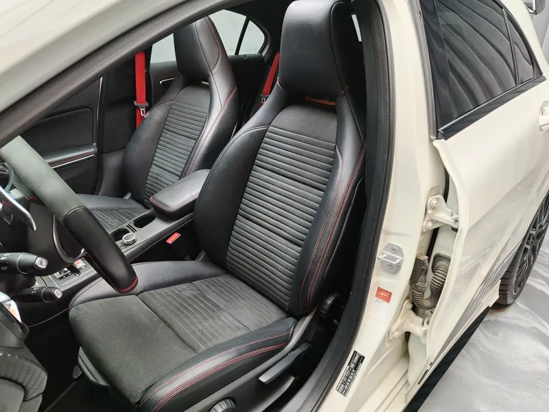 Mercedes Benz A 45 AMG foto 18