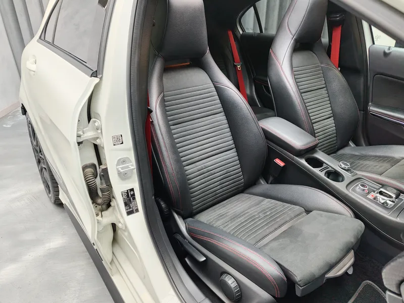 Mercedes Benz A 45 AMG foto 19