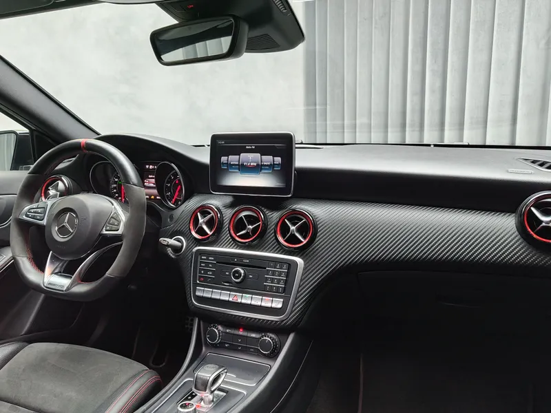 Mercedes Benz A 45 AMG foto 10