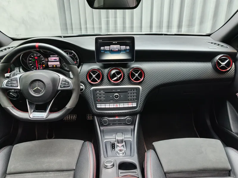 Mercedes Benz A 45 AMG foto 11