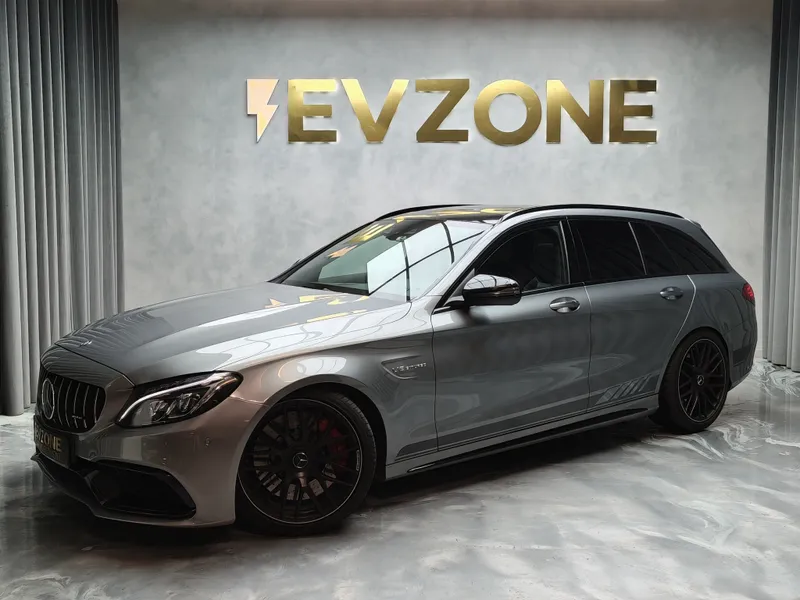 Mercedes Benz C 63 AMG foto 3