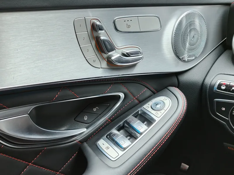 Mercedes Benz C 63 AMG foto 16