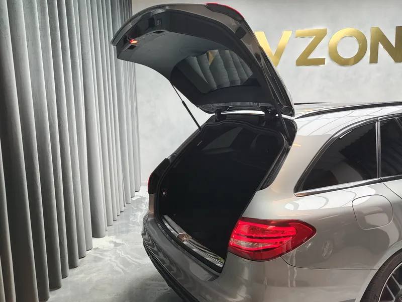 Mercedes Benz C 63 AMG foto 23
