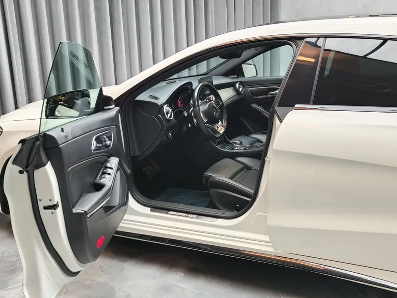 Mercedes Benz CLA 45 AMG foto 8