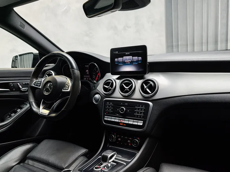 Mercedes Benz CLA 45 AMG foto 11