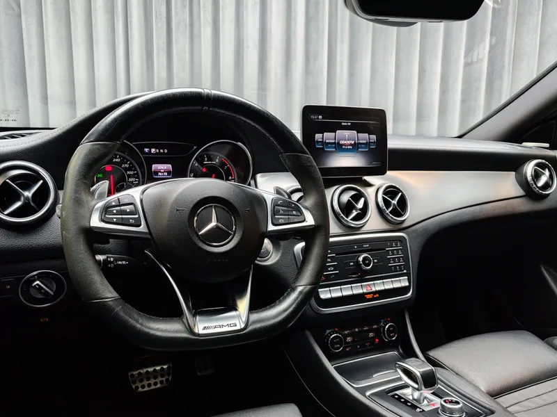 Mercedes Benz CLA 45 AMG foto 9