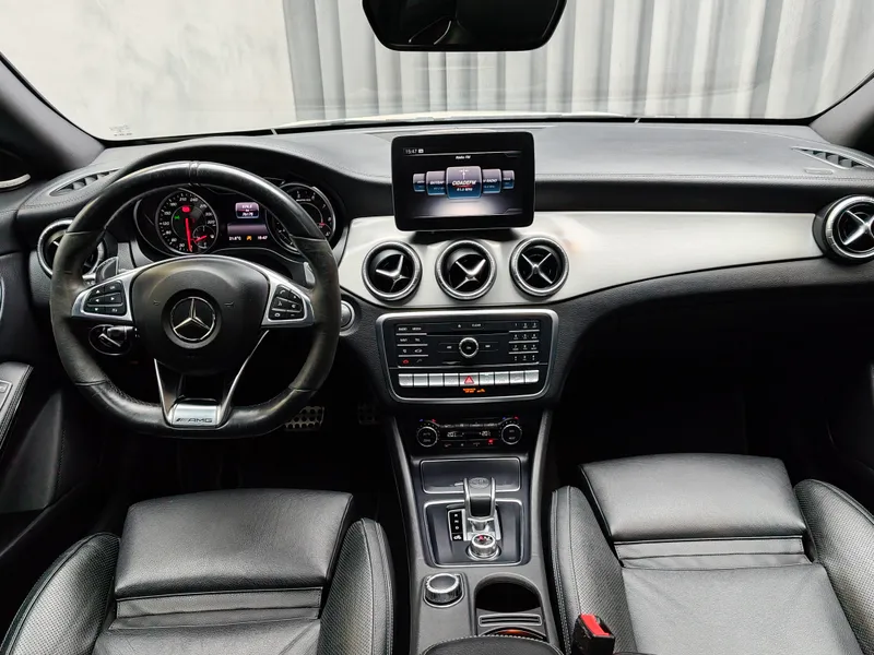 Mercedes Benz CLA 45 AMG foto 10