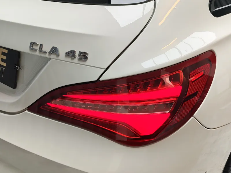 Mercedes Benz CLA 45 AMG foto 22