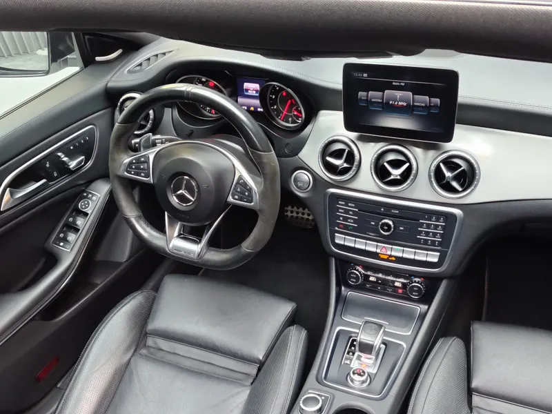 Mercedes Benz CLA 45 AMG foto 23