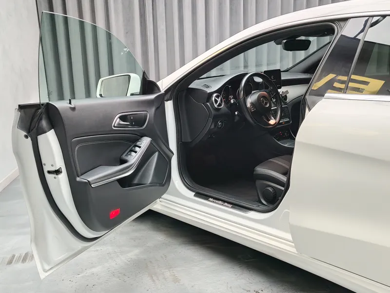Mercedes Benz CLA 200 foto 8