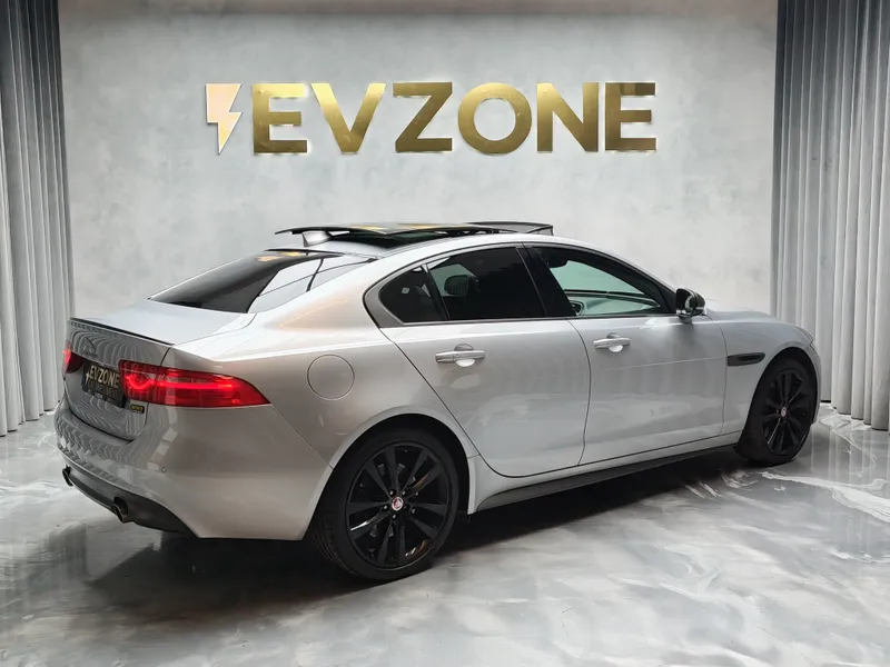 Jaguar XE foto 6
