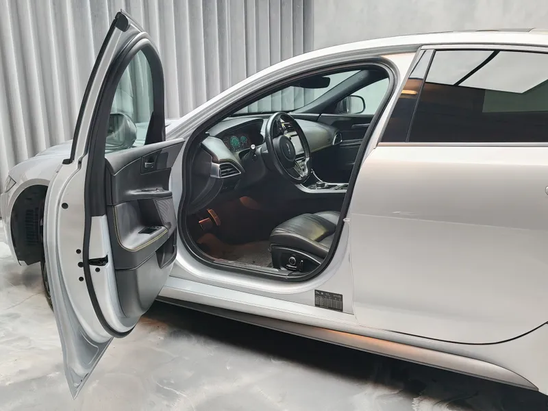 Jaguar XE foto 8