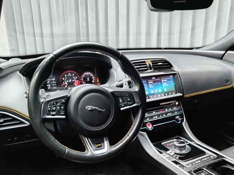 Jaguar XE foto 9