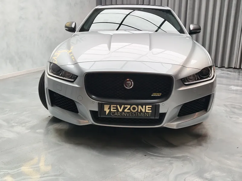 Jaguar XE foto 2
