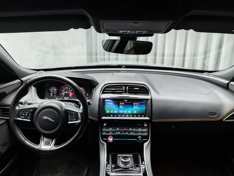 Jaguar XE foto 10