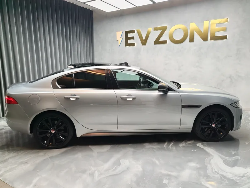 Jaguar XE foto 7