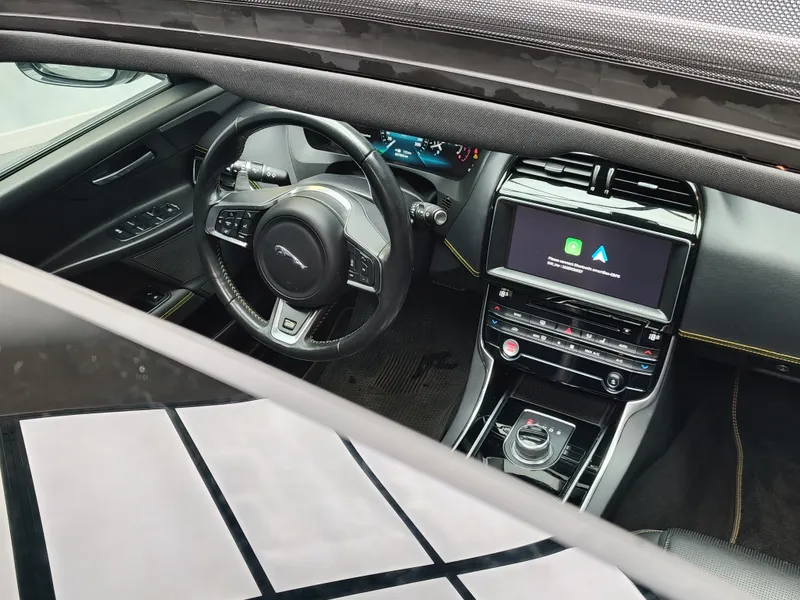 Jaguar XE foto 23