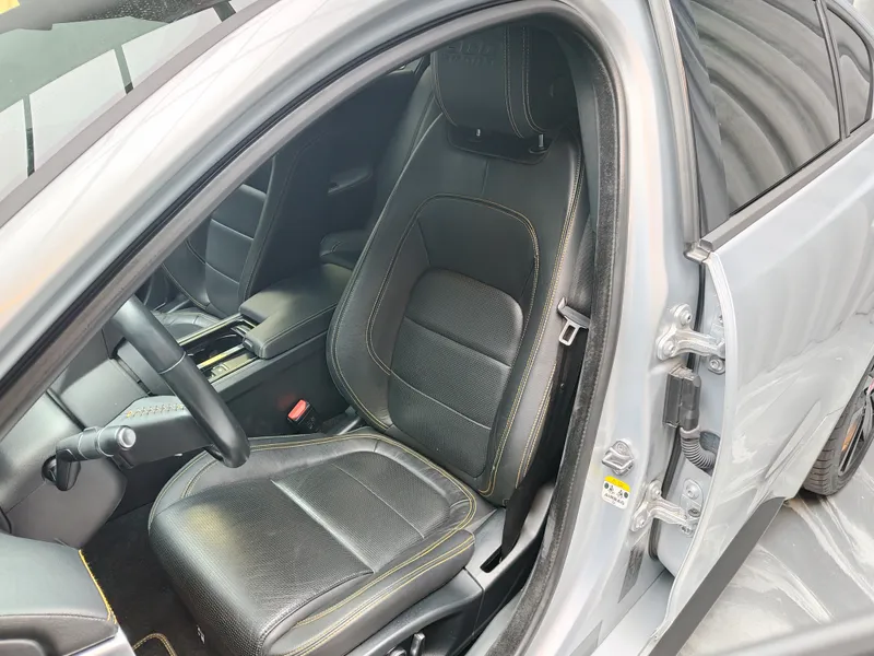 Jaguar XE foto 16