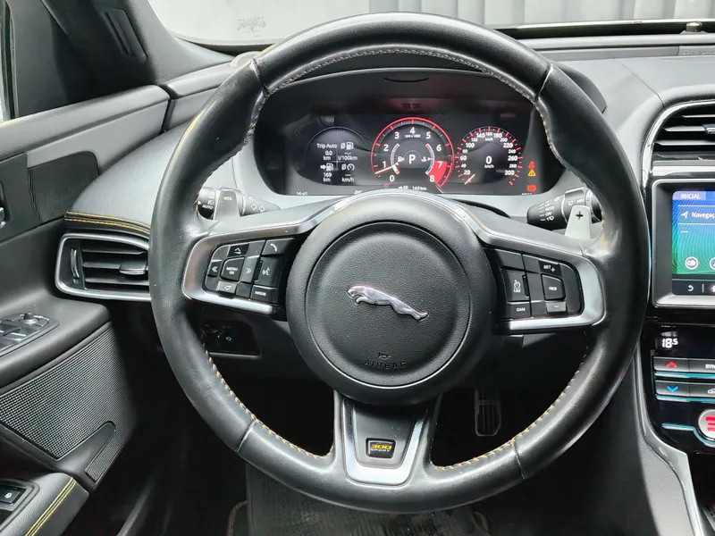 Jaguar XE foto 12
