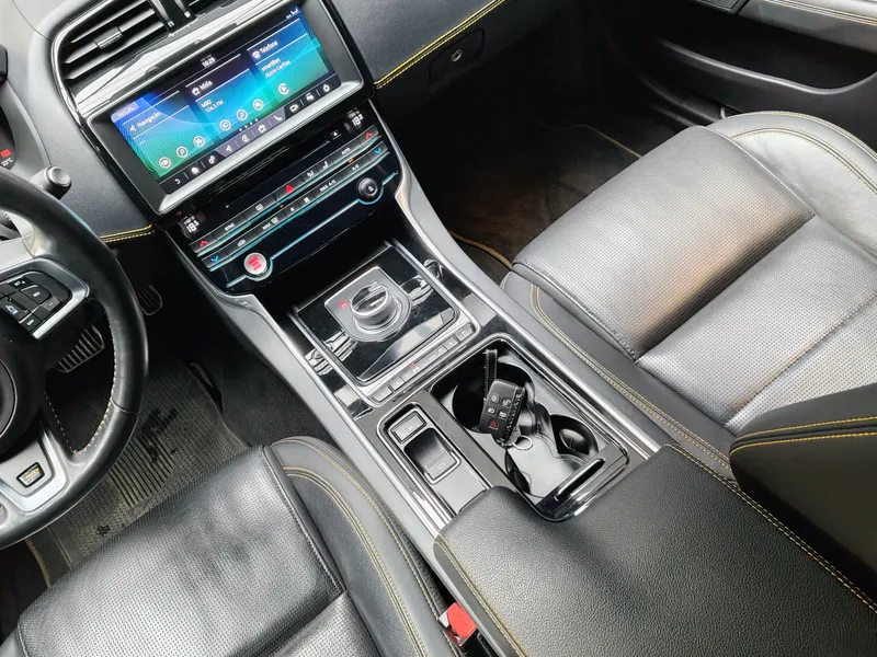 Jaguar XE foto 14