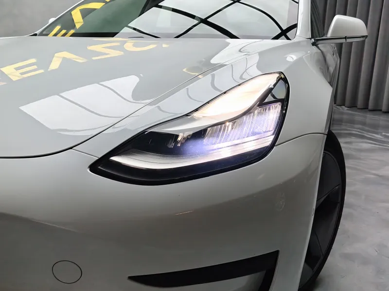 Tesla Model 3 foto 18
