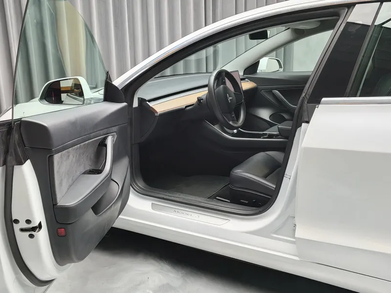 Tesla Model 3 foto 7