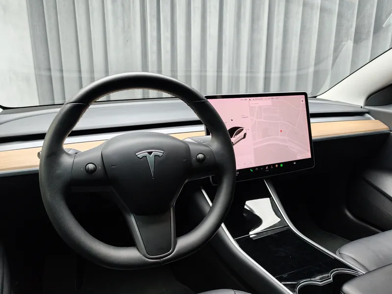 Tesla Model 3 foto 8