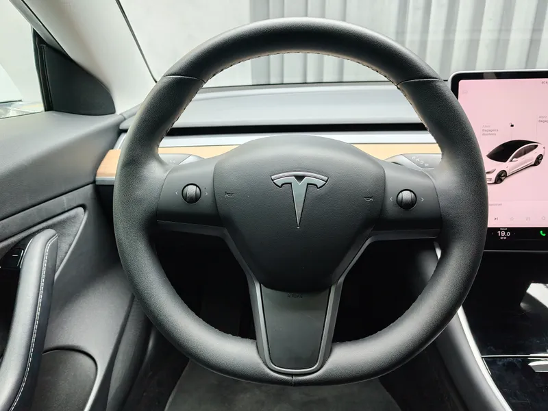 Tesla Model 3 foto 11