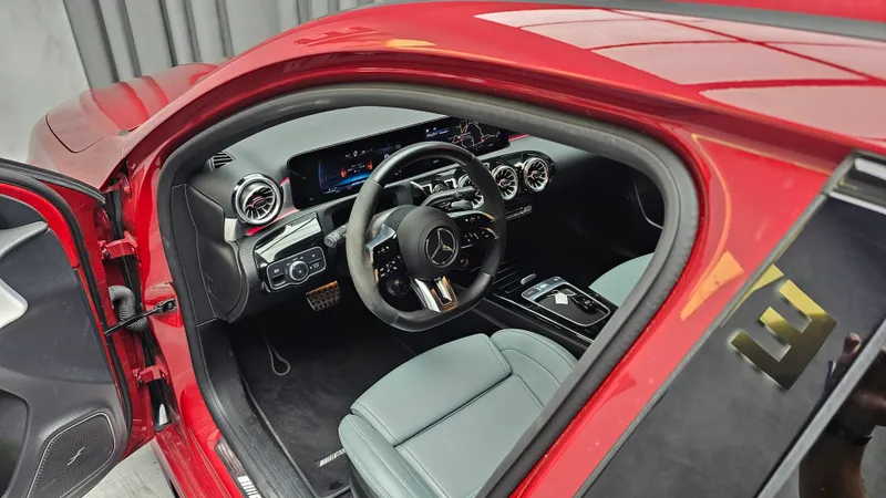 Mercedes Benz A 45 AMG foto 9