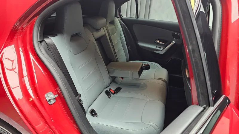 Mercedes Benz A 45 AMG foto 24