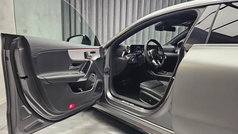 Mercedes Benz CLA 45 AMG foto 8