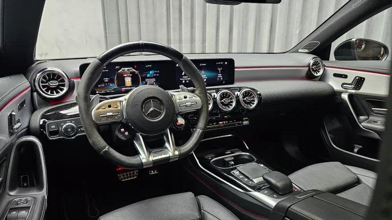 Mercedes Benz CLA 45 AMG foto 9