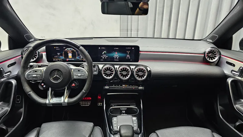 Mercedes Benz CLA 45 AMG foto 11