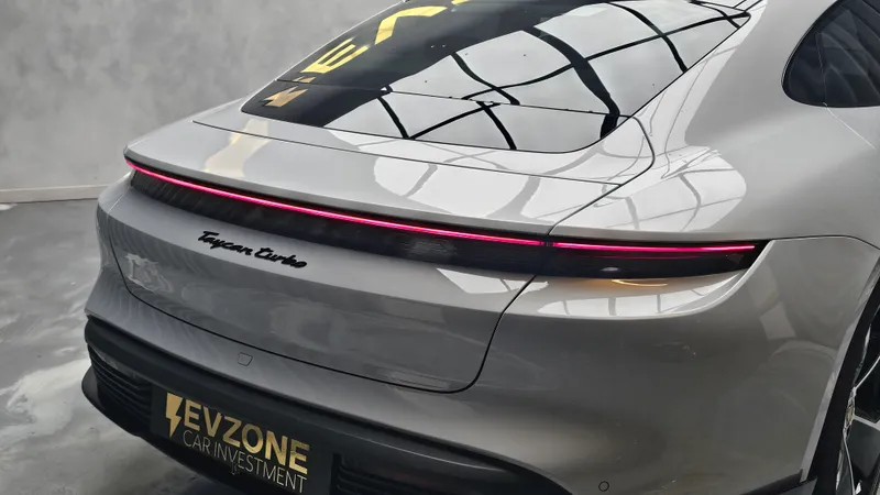 Porsche Taycan foto 7