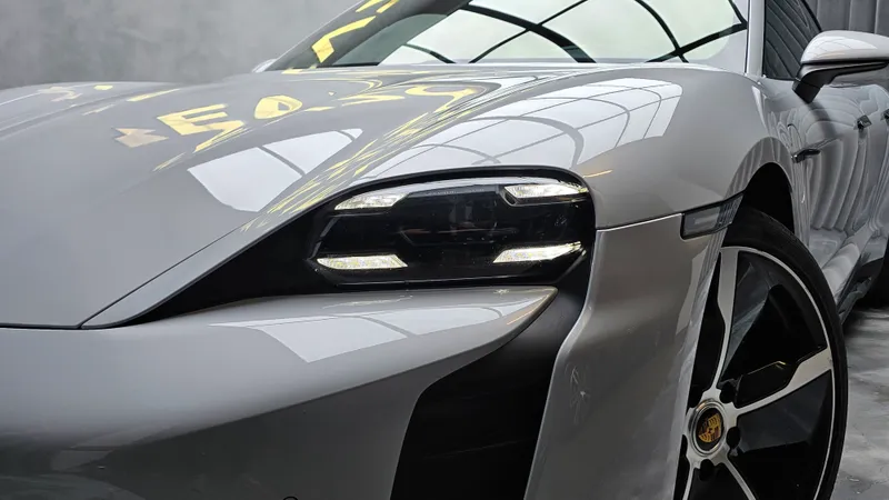 Porsche Taycan foto 26