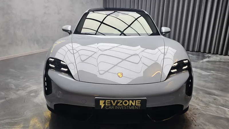 Porsche Taycan foto 2