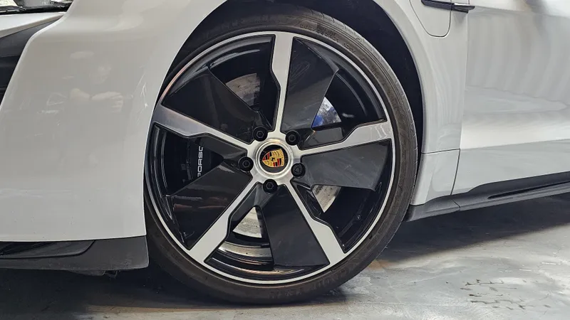 Porsche Taycan foto 36